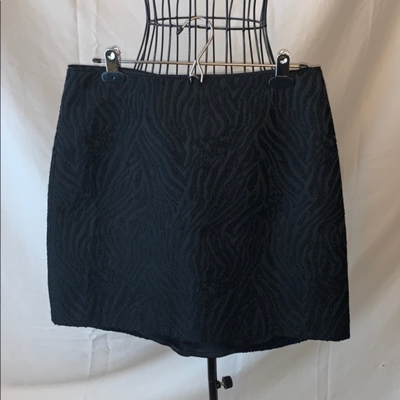 Elie Tahari | Black Patterned Mini Skirt - Picture 2 of 7